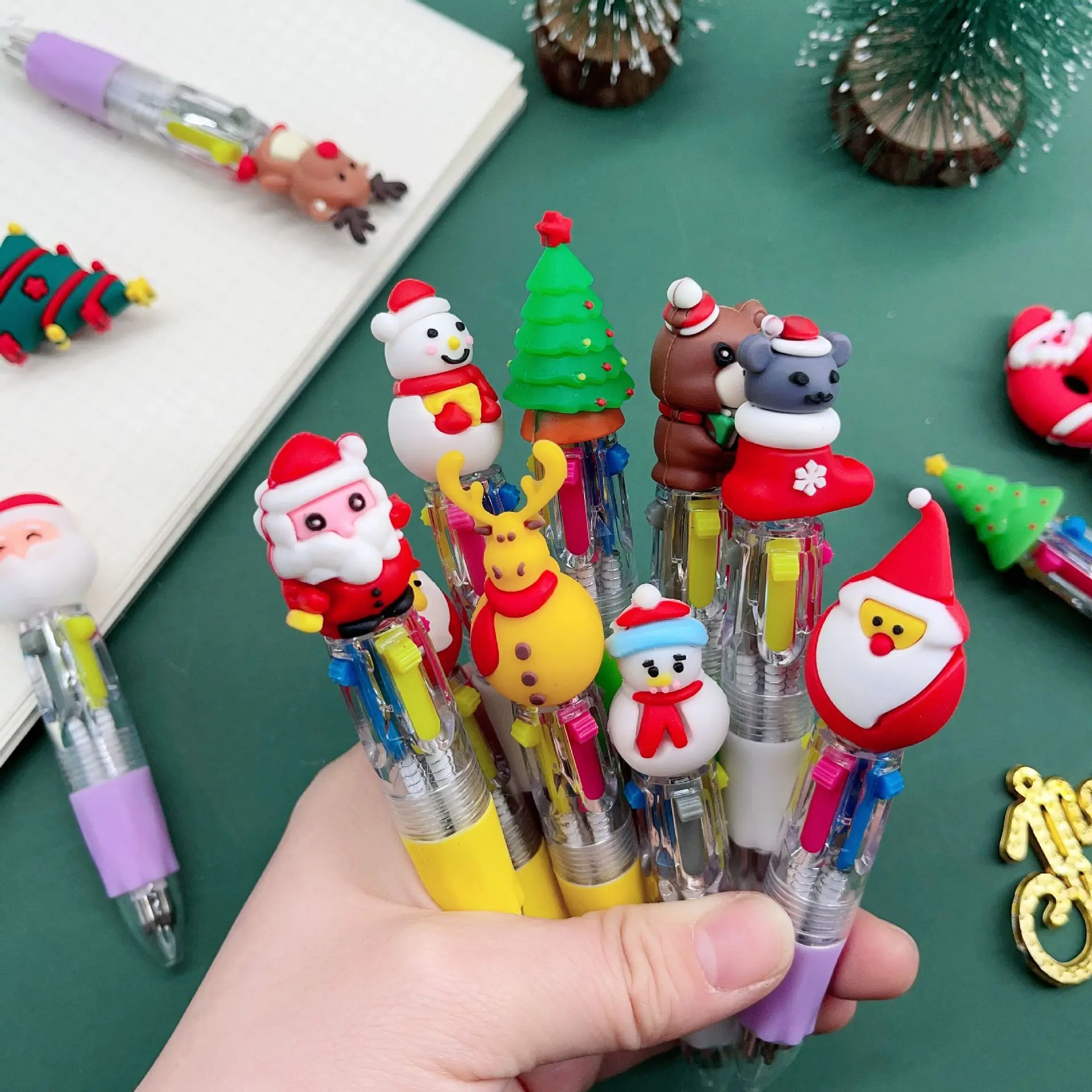 30шт Коледна мини химикалка химикалка с 4 цвята, Cartoony Лосове, Дядо Коледа, многоцветен двигателят е с мазителна дръжка, преса-химикалки за писане