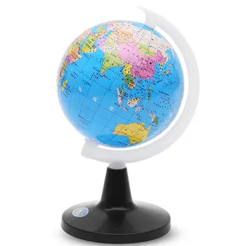 Малък глобус на света със стойка, географска карта, която разработва играчка за деца, Глобус с означение континенти, държави, столици